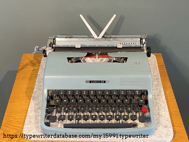 1964 Olivetti Lettera 32 on the Typewriter Database